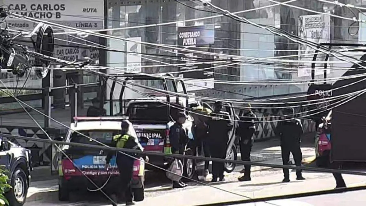 Dos presuntos carteristas fueron detenidos por policías municipales de Puebla en un paradero de la RUTA